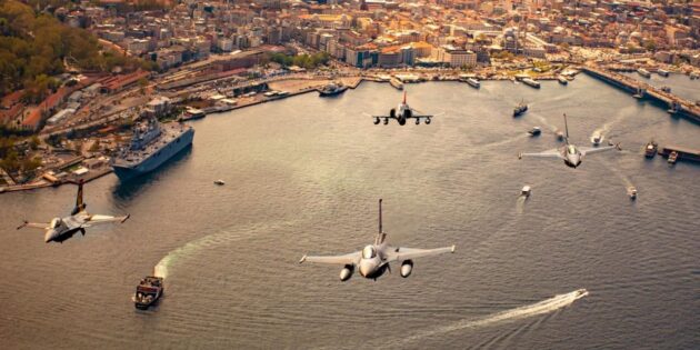 İstanbul’u selamlayan savaş uçaklarımızın fotoğrafları paylaşıldı